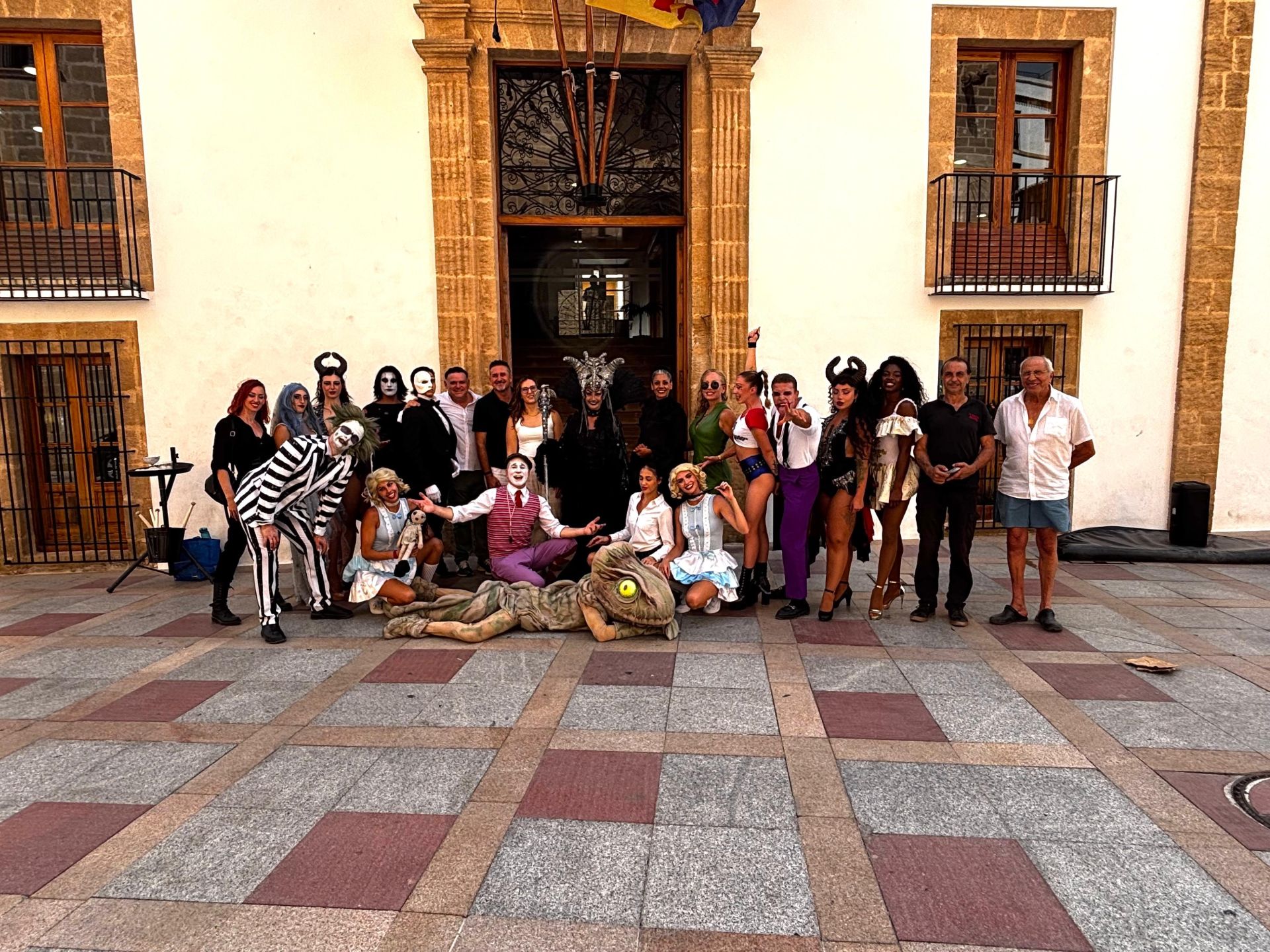 Integrantes del Circo Encantado, en Xàbia.