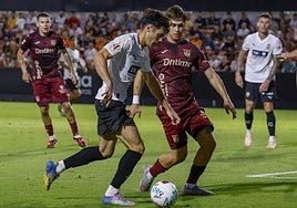 Fran Pérez disputa el balón durante la segunda parte.