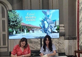 María José Catalá y Regina Valdés en la firma del protocolo