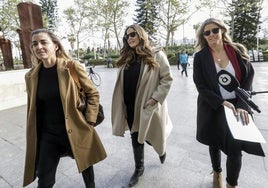 Las sobrinas de Barberá, a su llegada al juzgado.