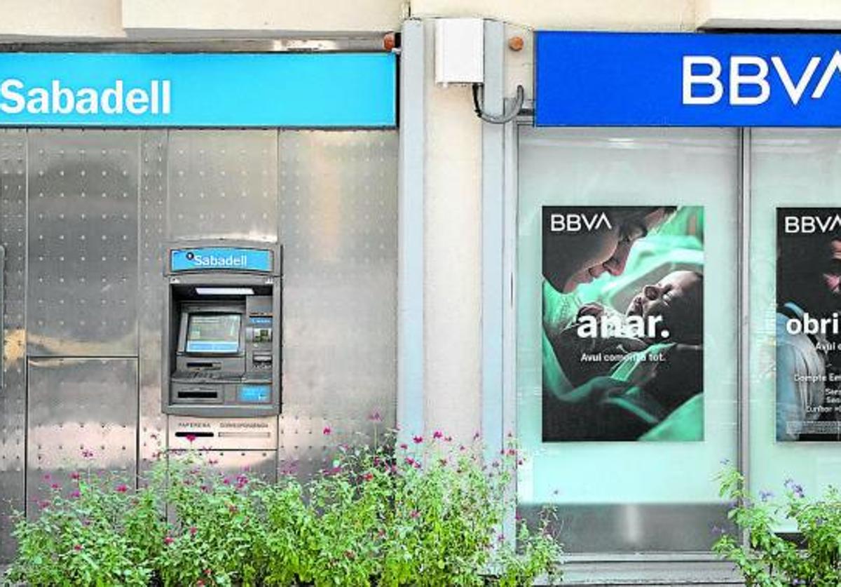 Cajero del Banco Sabadell junto a uno del BBVA.