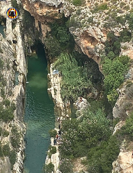 Rescatan a un bañista lesionado en una poza del río Bolbaite