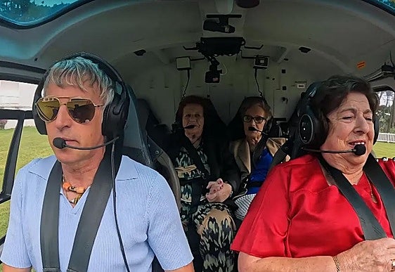 Jesús Calleja pilota el helicóptero en O Grove.