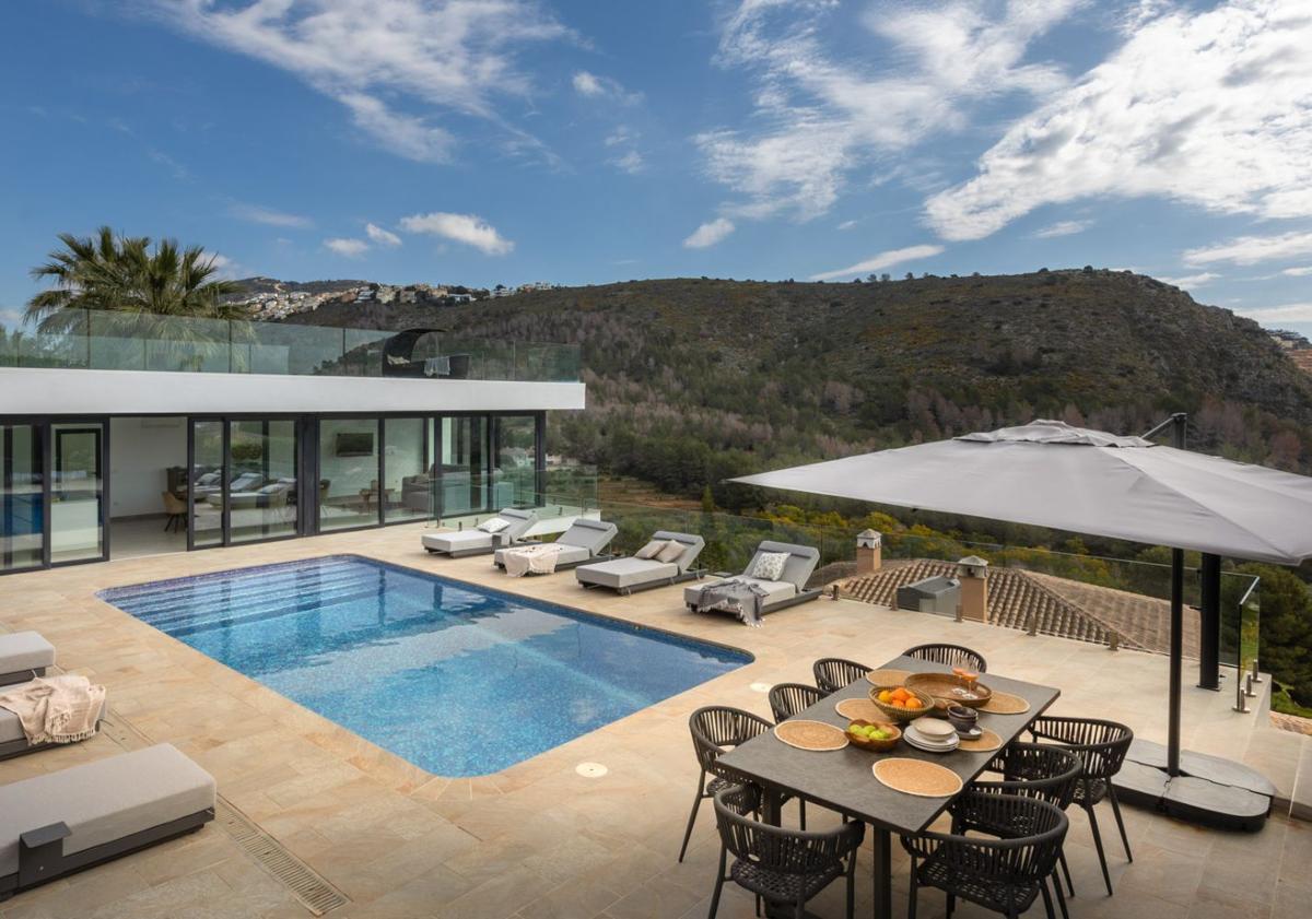 Imagen principal - Así son las espectaculares villas de la Comunitat en las que veranean las influencers Marta Lozano y Teresa Andrés: su precio por noche