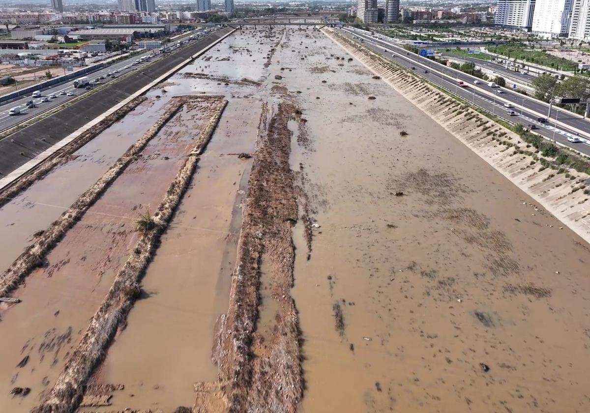 Tramo del nuevo cauce, con Turianova a la derecha.