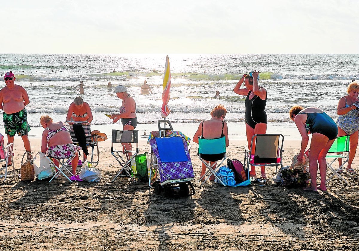 Un grupo de bañistas, en la playa de la Malvarrosa a las 9 horas.