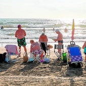 Un grupo de bañistas, en la playa de la Malvarrosa a las 9 horas.