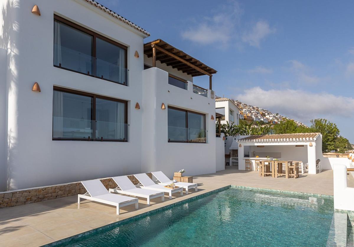 Imagen principal - Así son las espectaculares villas de la Comunitat en las que veranean las influencers Marta Lozano y Teresa Andrés: su precio por noche