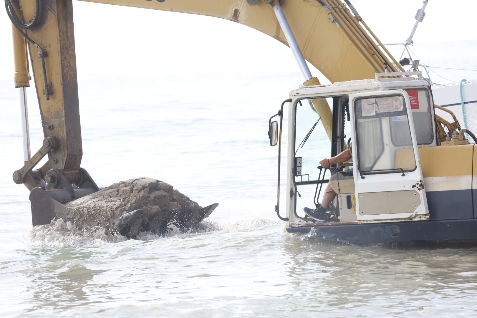 FOTOS | Rescate del velero encallado en El Saler más de diez días después