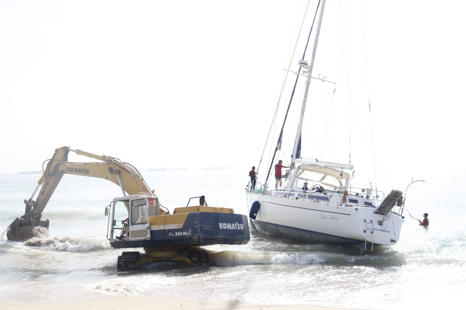 FOTOS | Rescate del velero encallado en El Saler más de diez días después
