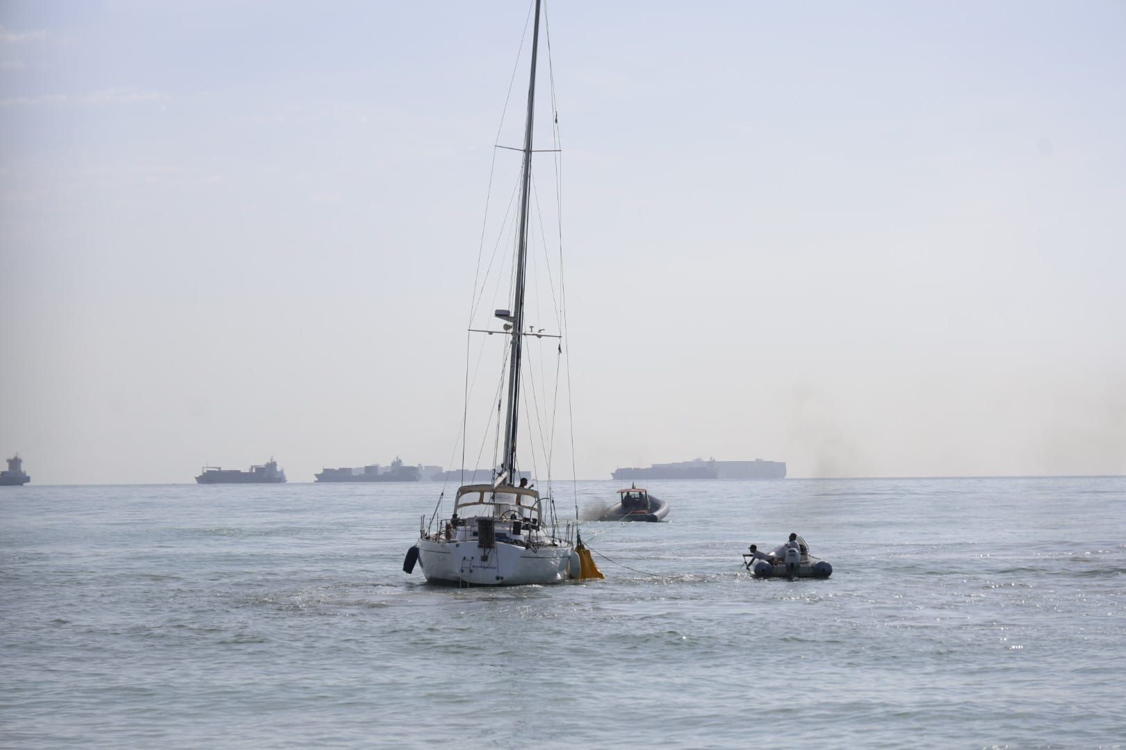 FOTOS | Rescate del velero encallado en El Saler más de diez días después