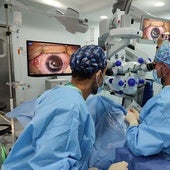 Dos médicos en una operación a un paciente.