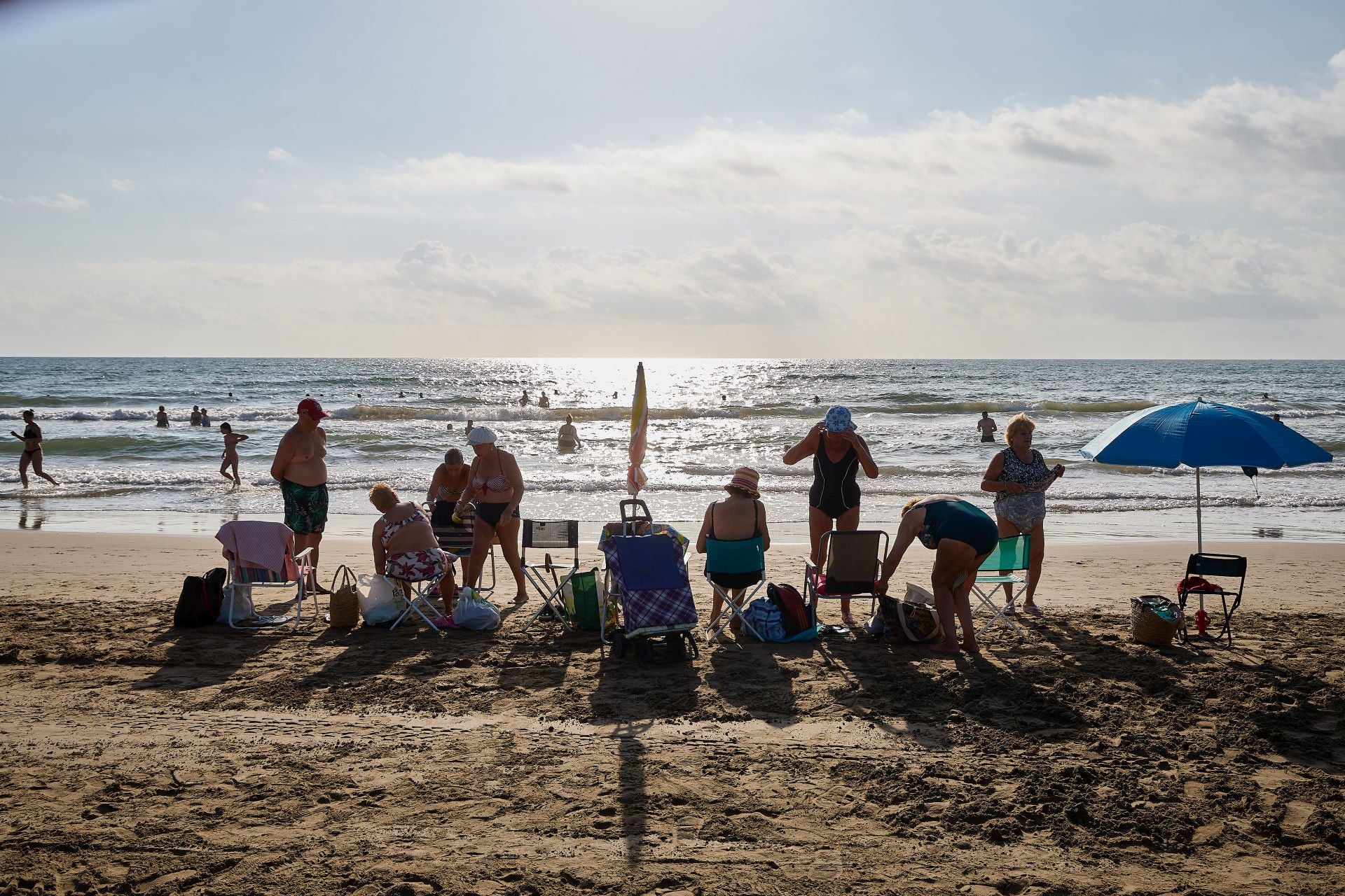 FOTOS | Personas que madrugan para ir a la playa en Valencia