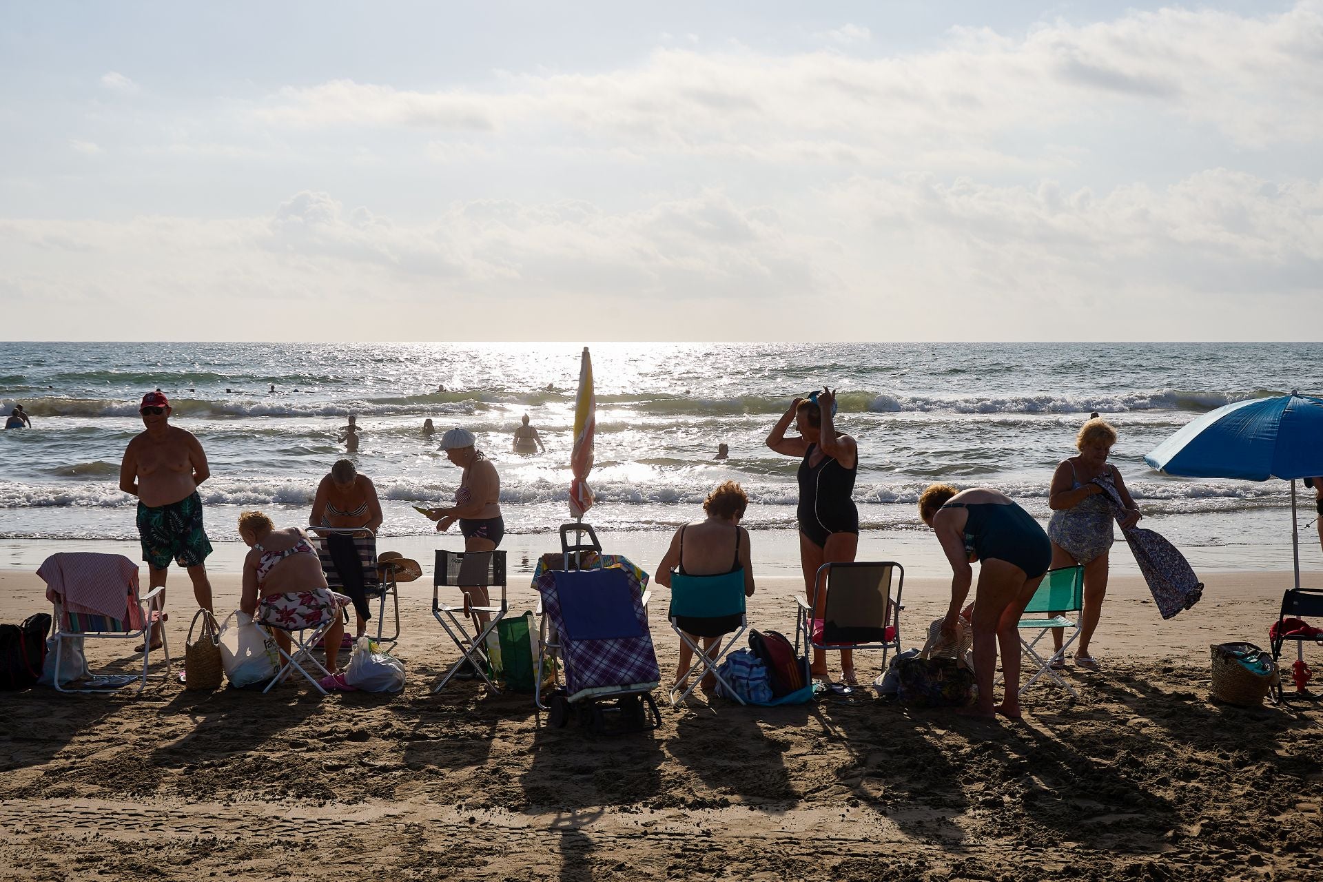 FOTOS | Personas que madrugan para ir a la playa en Valencia