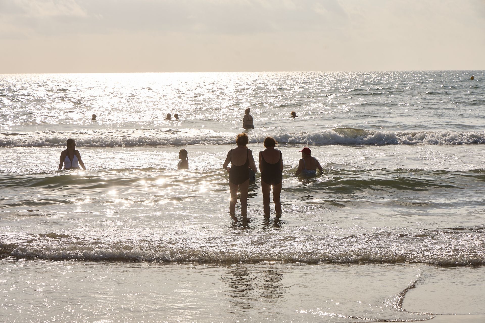 FOTOS | Personas que madrugan para ir a la playa en Valencia