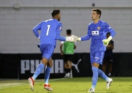 Julen Agirrezabala, a la derecha, le da la mano a Rivero.