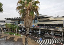Fachada del aeropuerto de Manises en un imagen de recurso.