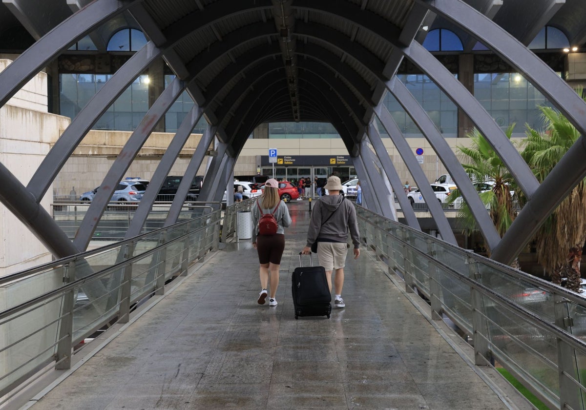 Pasajeros en el aeropuerto de Manises en una imagen de recurso.