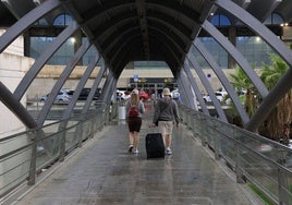 Pasajeros en el aeropuerto de Manises en una imagen de recurso.