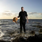 Miquel Gilabert, en el mar, la despensa que le permite nutrir su cocina a la brasa.