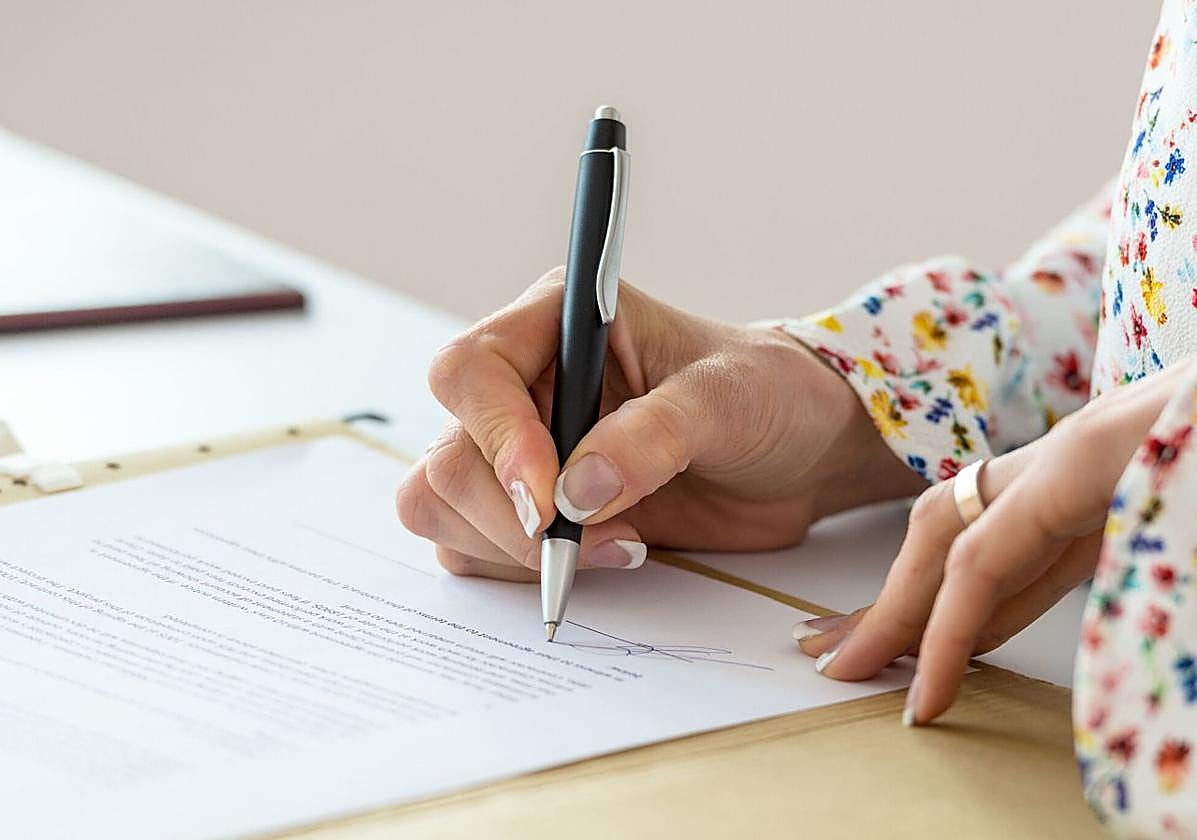 Firma de papeles, imagen de archivo.