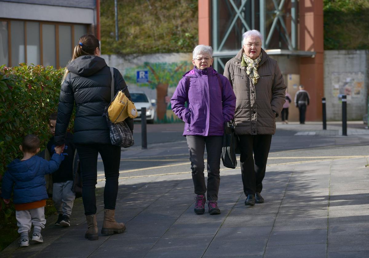 Dos jubilados pasean por la calle.