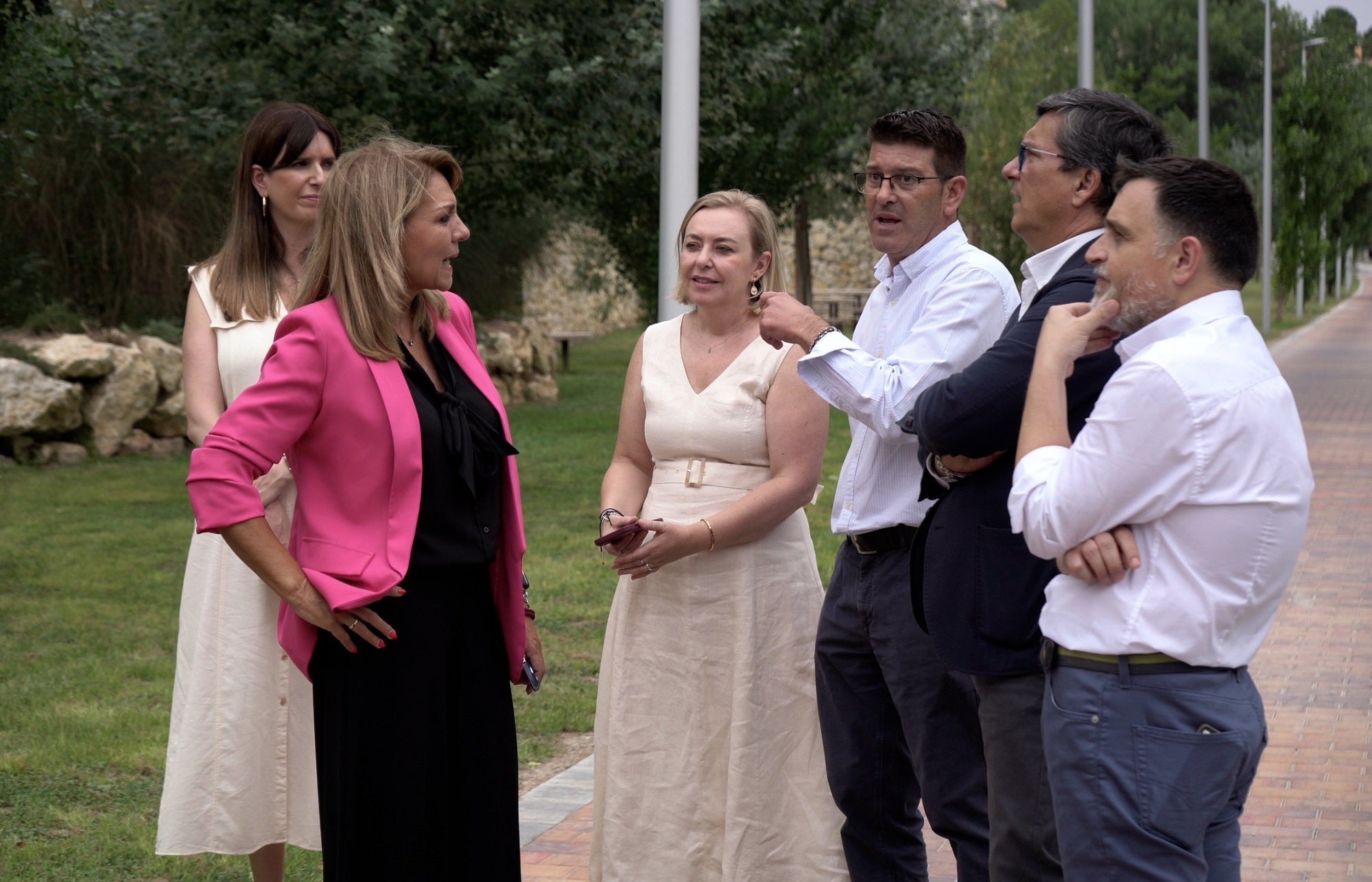 La vicepresidenta, junto al alcalde y varios concejales en su visita al parque de les Mamàs Belgues.
