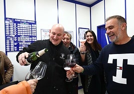 Varios ganadores festejan un premio de lotería en la administración. Imagen de archivo.