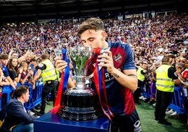 Álex Forés besa la Copa de Campeones