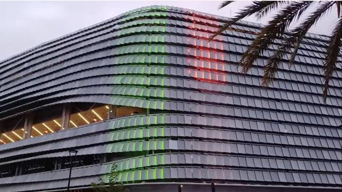 Juego de luces en la piel del Roig Arena