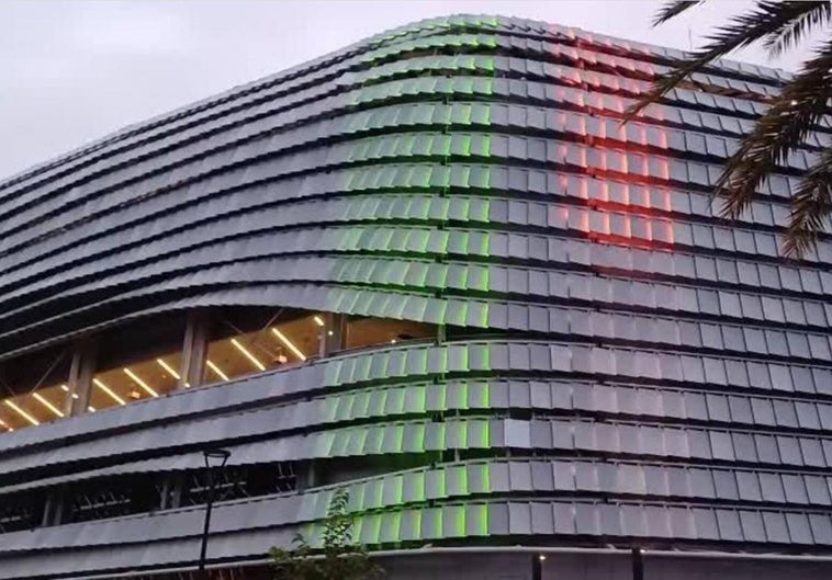 Juego de luces en la piel del Roig Arena