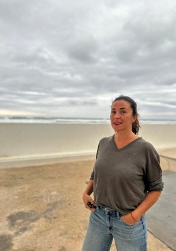 Imagen - María Quilis, con el cielo y el mar de fondo.