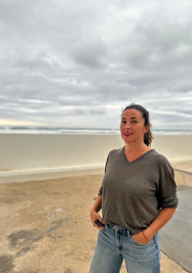 Imagen - María Quilis, con el cielo y el mar de fondo.