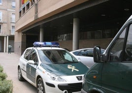 Vehículo de la Guardia Civl en un municipio de l'Horta.