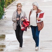 La exconsellera Salomé Pradas junto a su jefa de comunicación.