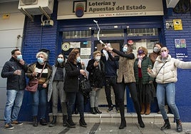 Varias ganadores de un premio de lotería, en una imagen de archivo.