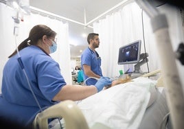 Dos médicos asisten a un paciente en el hospital.