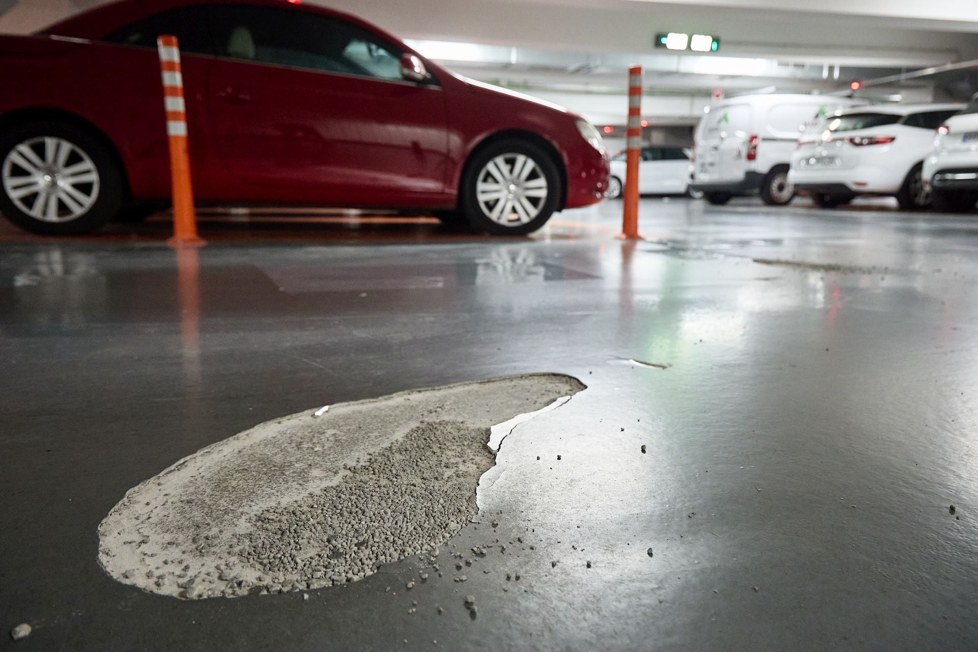 FOTOS | Baches en el parking de la Plaza de la Reina de Valencia