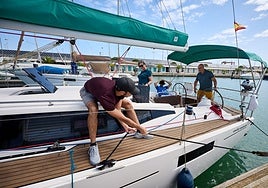 Fernando y Begoña, con sus hijos en su velero.