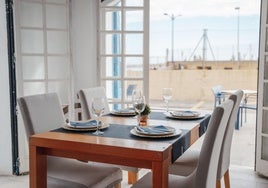 El interior del restaurante proporciona unas vistas espectaculares al puerto deportivo.