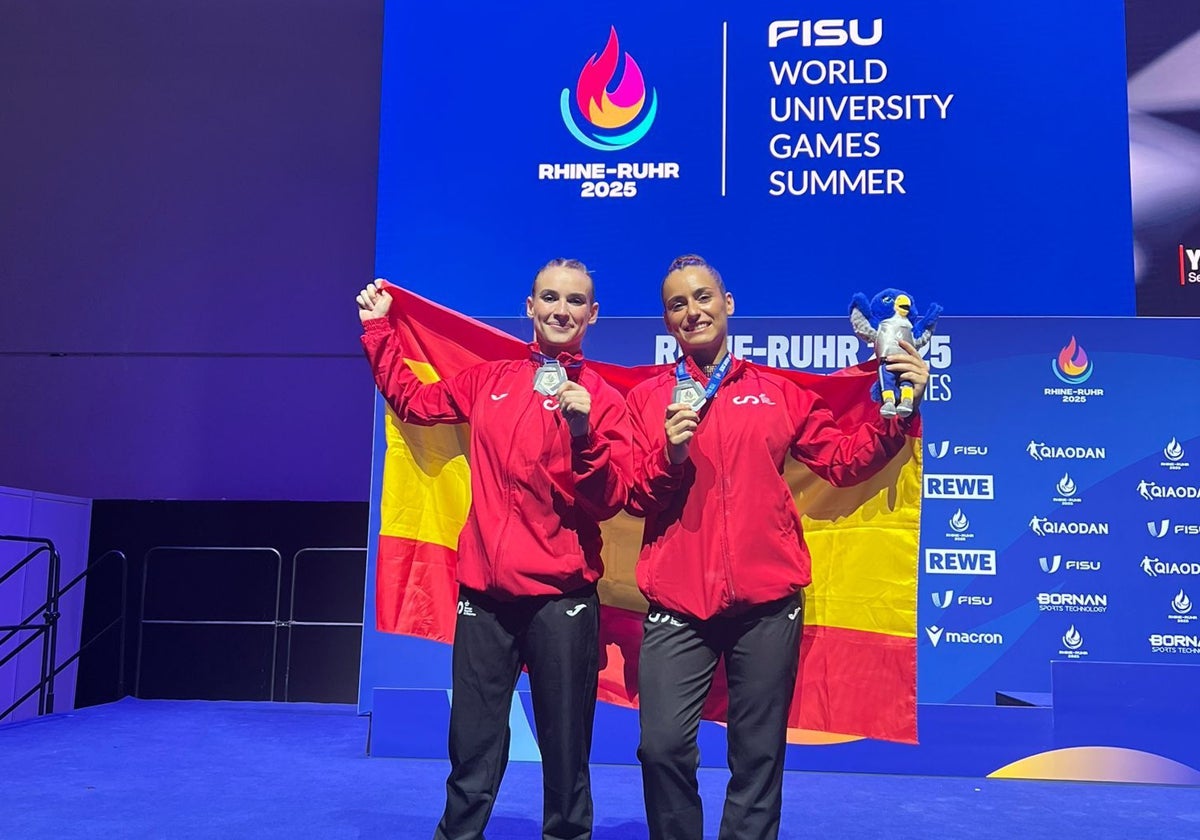Maia Llácer e Irene Ros posan con la medalla de plata.