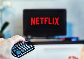 Un joven se dispone a usar Netflix en su televisor.