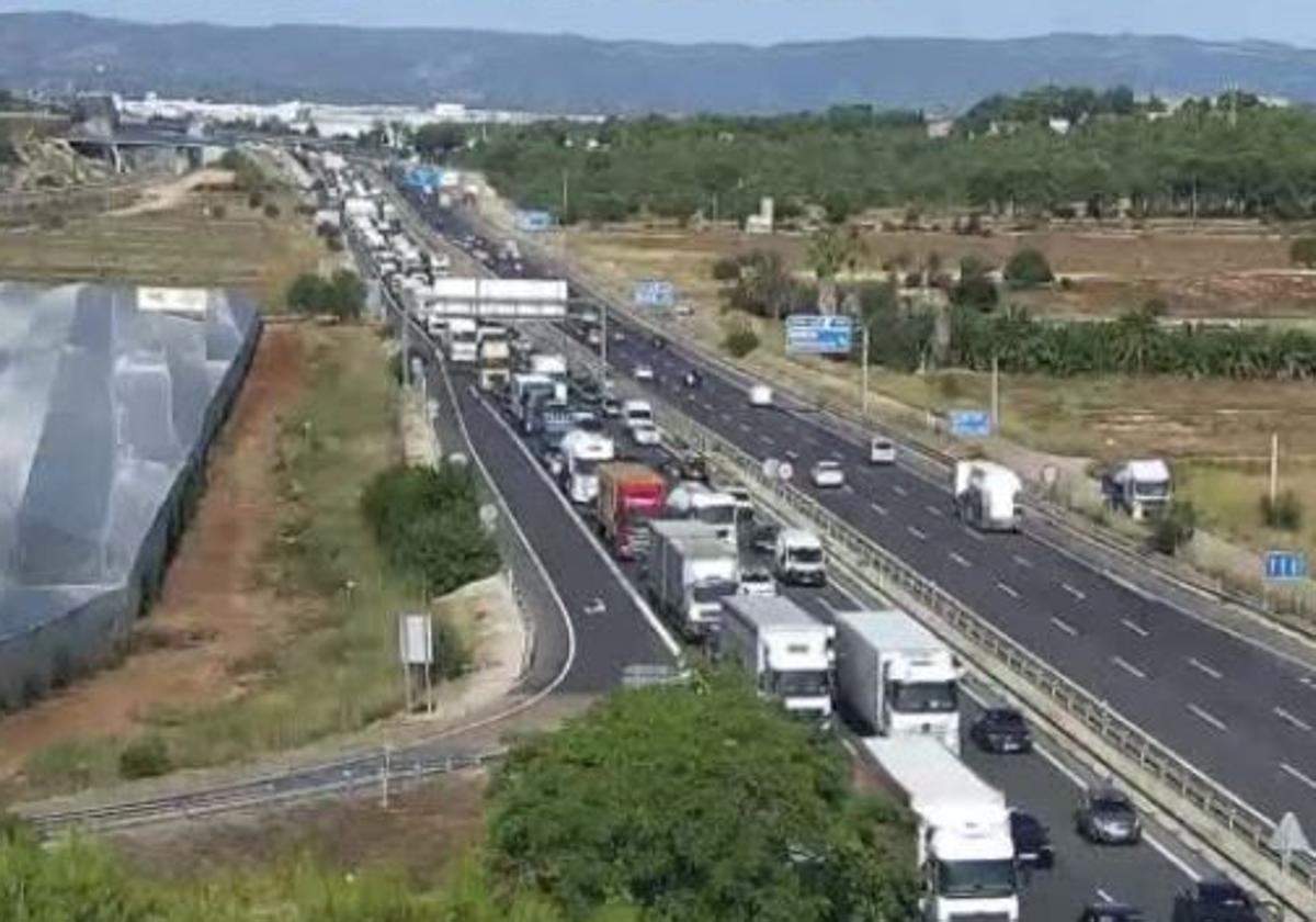 Vehículos parados en la A-3.