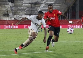 Cyle Larin, en un partido entre Valencia y Mallorca.
