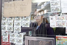 Venta de cupones, en un quiosco de la ONCE. Imagen de archivo.