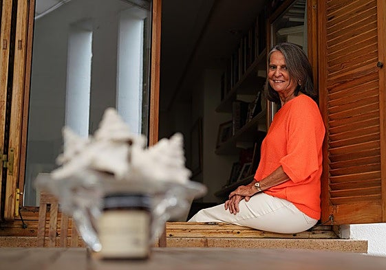 Isabel San Sebastián, en su domicilio en la sesión de fotos previa a la entrevista.