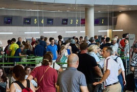 Interior del aeropuerto de Manises.