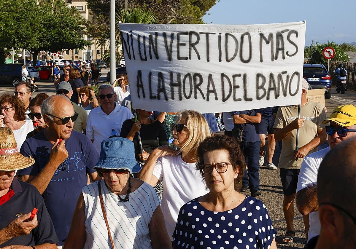 Los vecinos del Perellonet se manifiestan contra la apertura de las compuertas de la Albufera