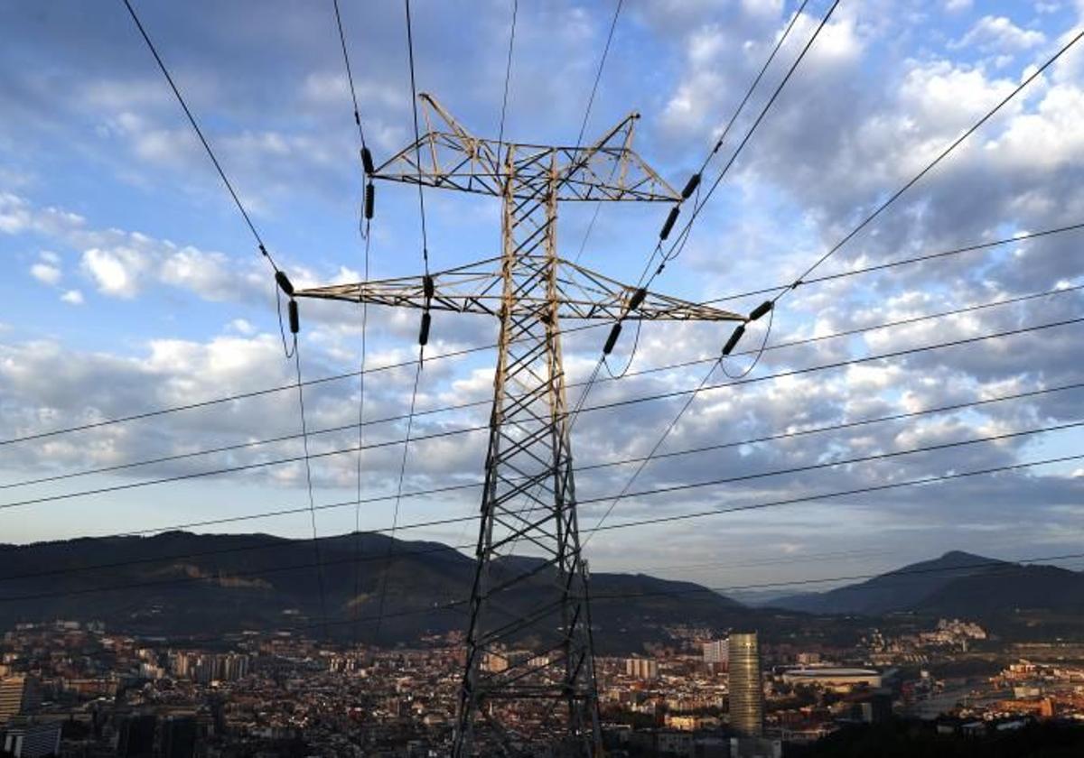 Una torre de transporte de energía.