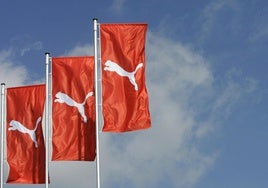 Banderolas con el emblema de Puma ondean en las instalaciones de la fábrica que la multinacional de ropa deportiva tiene en Herzogenaurach (Alemania).